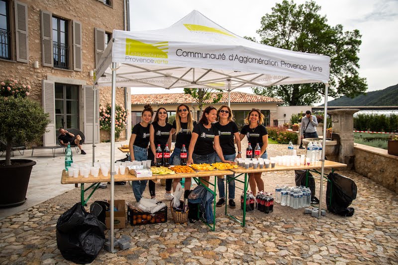 photo bénévoles ravitaillement Marathon Var Provence Verte-800